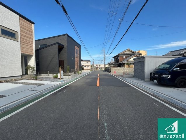 泉南郡熊取町大宮　新築一戸建ての前面道路含む現地写真|周辺は閑静な住宅街！前面道路広々で車の出し入れも便利です。駐車が苦手な方でも安心して車庫入れできます！