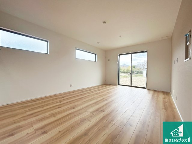 泉南郡熊取町大宮　新築一戸建ての居間・リビング|日当たり良好の明るいリビングで朝の目覚めもスッキリできそう！対面キッチンでご家族のコミュニケーションも自然と増える設計！小さなお子様が遊ぶスペースを作っても広々とくつろげるLDK！