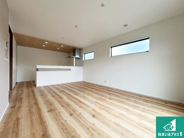 泉南郡熊取町大宮　新築一戸建ての居間・リビング|シンプルなリビングは、観葉植物等のインテリアを楽しめますね！パパ好みにも、ママ好みにも家具次第で雰囲気を変えることができます！