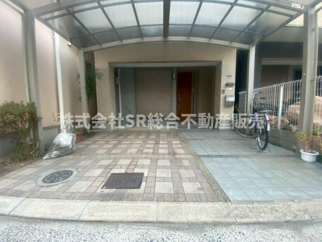 西鴻池町1丁目　中古戸建の駐車場|お車をお持ちの方には嬉しい駐車場はカーポート付きで雨に濡れずにお家に出入りできます！