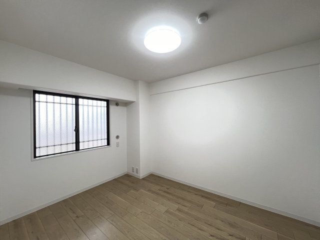 カルム八木グリーンブレスの寝室|広くて明るい寝室6帖　WIC付き