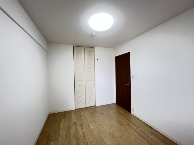 カルム八木グリーンブレスの寝室|広くて明るい寝室6帖　WIC付き