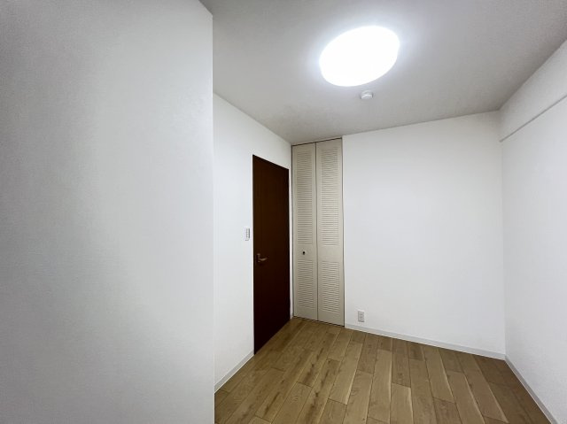 カルム八木グリーンブレスの洋室|明るい洋室4.5帖です　クローゼット付き