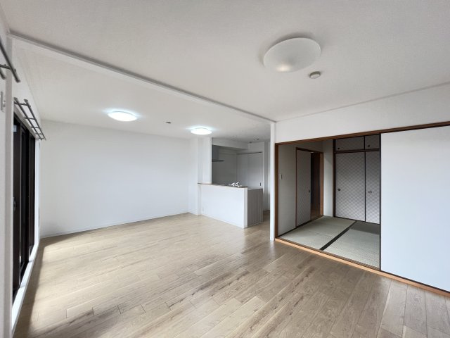 カルム八木グリーンブレスの居間・リビング|ゆったり過ごせるLDK18.3帖です