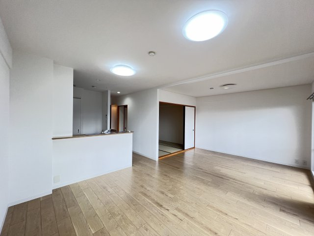 カルム八木グリーンブレスの居間・リビング|明るく開放的なLDKです