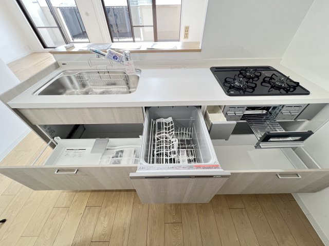 カルム八木グリーンブレスのキッチン|引き出し収納が使いやすいシステムキッチン