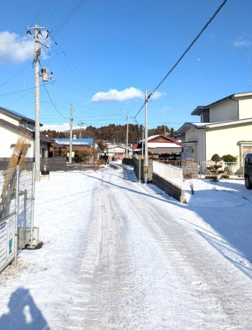 クレイドルガーデン八戸市長者第６　1号棟の前面道路含む現地写真