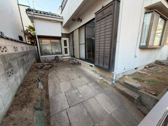 越谷市赤山町３丁目の中古一戸建の駐車場