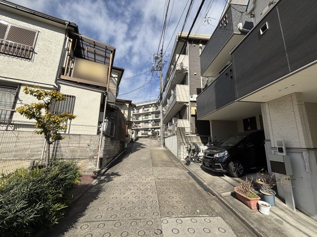 板橋区前野町３丁目中古一戸建ての前面道路含む現地写真