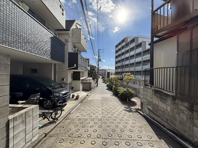 板橋区前野町３丁目中古一戸建ての前面道路含む現地写真