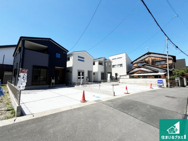 ★甲賀市水口町八坂　新築一戸建ての前面道路含む現地写真|周辺は閑静な住宅街！前面道路広々で車の出し入れも便利です。駐車が苦手な方でも安心して車庫入れできます！
