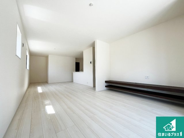 ★甲賀市水口町八坂　新築一戸建ての居間・リビング|シンプルなリビングは、観葉植物等のインテリアを楽しめますね！パパ好みにも、ママ好みにも家具次第で雰囲気を変えることができます！