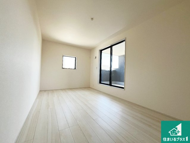★甲賀市水口町八坂　新築一戸建ての洋室|寝室は心地よい眠りについてもらいたくて、シンプルかつ開放的な空間な設計にしています！大きな窓から差し込む日が心地いいです♪