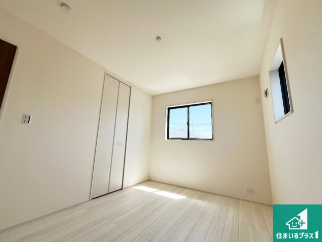 ★甲賀市水口町八坂　新築一戸建ての洋室|収納スペースが充実しているので子供の成長に合わせてたくさん収納ができます！家族構成に合わせた様々な活用ができる収納！