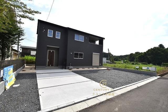 リーブルガーデン  小美玉市納場　第4　限定1棟！の駐車場|駐車場は十分なスペース。ご家族それぞれが車をご所有の場合や、来客の際も安心です。
内覧可能です。ご予約はHPから、またお電話でもお気軽にどうぞ。