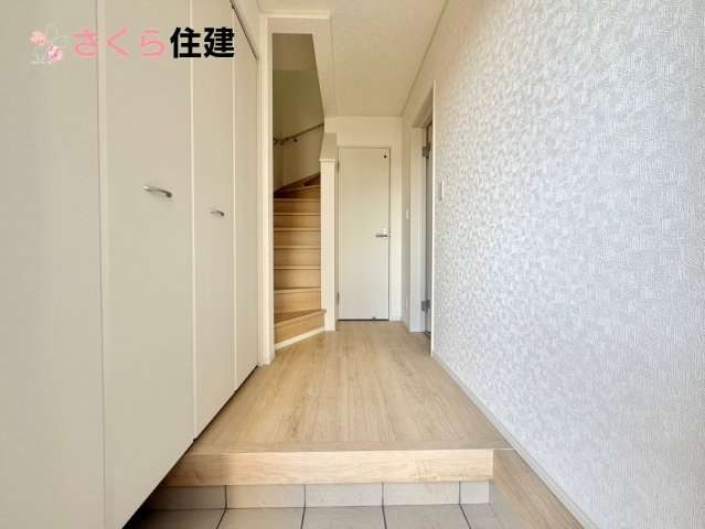 クレイドルガーデン宇都宮市宝木本町　第7　1号棟の内観：施工例|同社施工物件の写真です。３面鏡の裏にはたっぷりと収納スペースを標準装備！							

