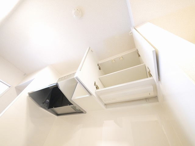 Ｋ－３．四条大路のキッチン|キッチン上部には収納があります