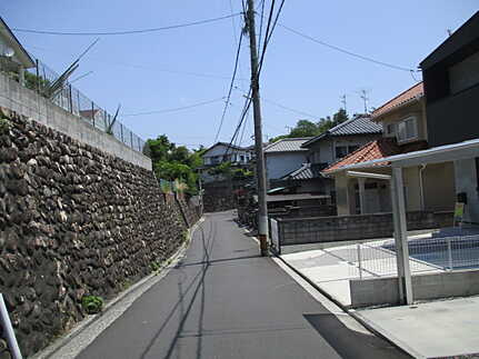 廿日市市阿品2丁目　中古一戸建て(JS)の前面道路含む現地写真