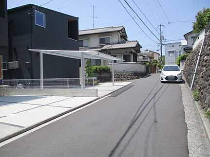 廿日市市阿品2丁目　中古一戸建て(JS)の前面道路含む現地写真
