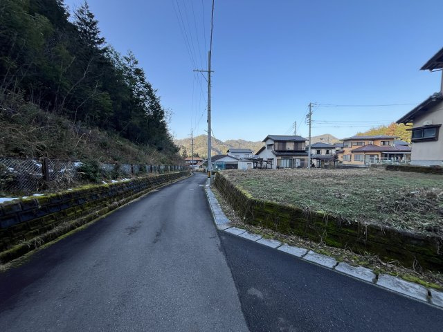 土地　東深瀬の前面道路含む現地写真|西側道路