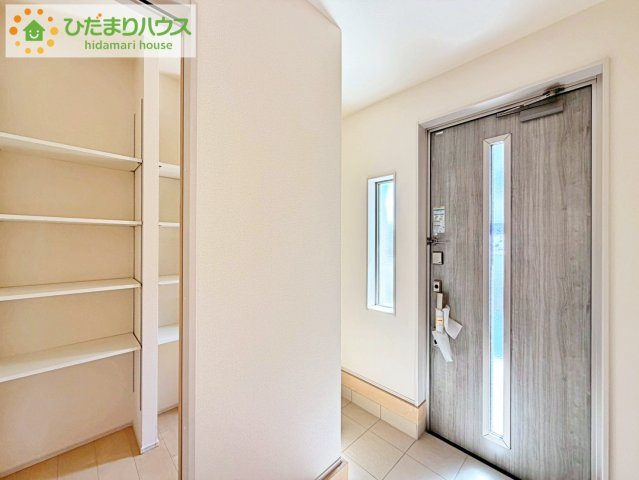 いわき市泉町滝尻第2　新築戸建　2号棟の玄関|玄関がひろいので親子で並んで仲良く靴が履けますね(^^)/