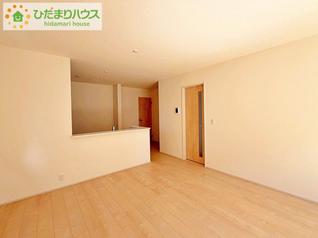 いわき市泉町滝尻第2　新築戸建　2号棟の居間・リビング|リビング大きな窓からは、暖かな日の光が降り注ぎます・・・