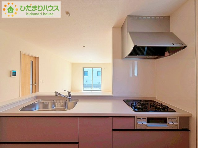 いわき市泉町滝尻第2　新築戸建　2号棟のキッチン|カウンターは少し高くなってますので、手元が隠れて来客からは見えにくくなってます♪