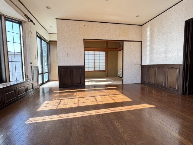 【商談中】勿来町窪田　広々6DKの居間・リビング