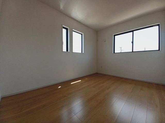 日立市相賀町　1期の洋室|9.5帖明るい洋室です。採光・通風が良く毎朝気持ち良く起床ができ・・日中も日差しが降り注ぐ～暖かいお部屋です