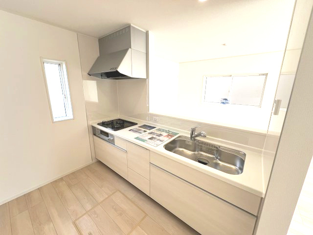 昭島市拝島町3丁目　新築戸建全3棟のキッチン|リビングで遊ぶお子様を見守りながらお料理ができる対面キッチン