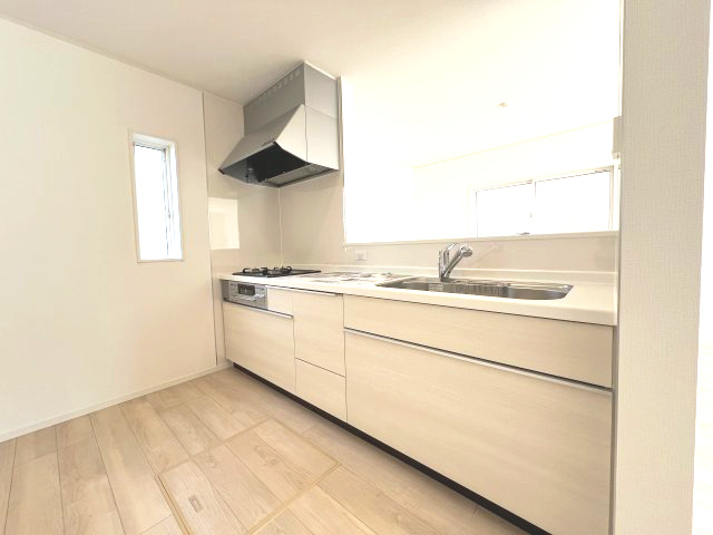 昭島市拝島町3丁目　新築戸建全3棟のキッチン|キッチンから動かず、ストックを取り出せる床下収納も完備