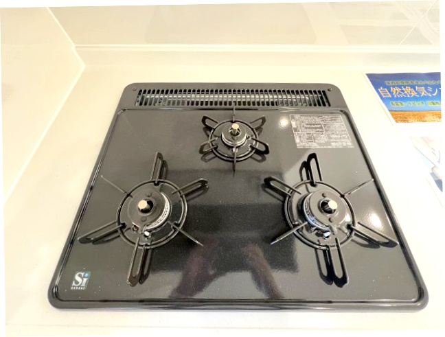 昭島市拝島町3丁目　新築戸建全3棟のキッチン|三口ガスコンロ