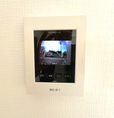 昭島市拝島町3丁目　新築戸建全3棟の防犯設備|モニター付きインターホンあり。急な来客でも室内から顔が確認できると安心ですよね