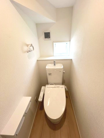 昭島市拝島町3丁目　新築戸建全3棟のトイレ|1階トイレには快適な温水洗浄便座付き