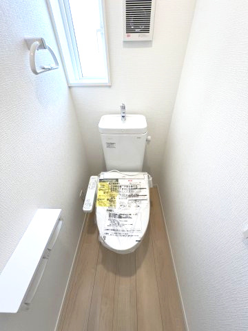昭島市拝島町3丁目　新築戸建全3棟のトイレ|2階トイレには快適な温水洗浄便座付き