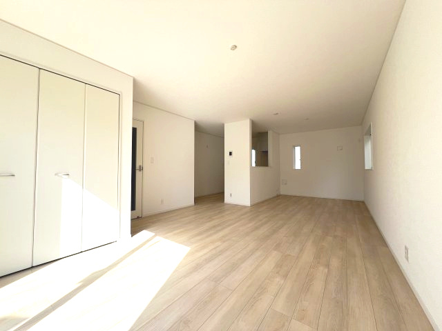 昭島市拝島町3丁目　新築戸建全3棟の居間・リビング|広々20.1帖のLDKは家族が増えても住み続けられるお家です