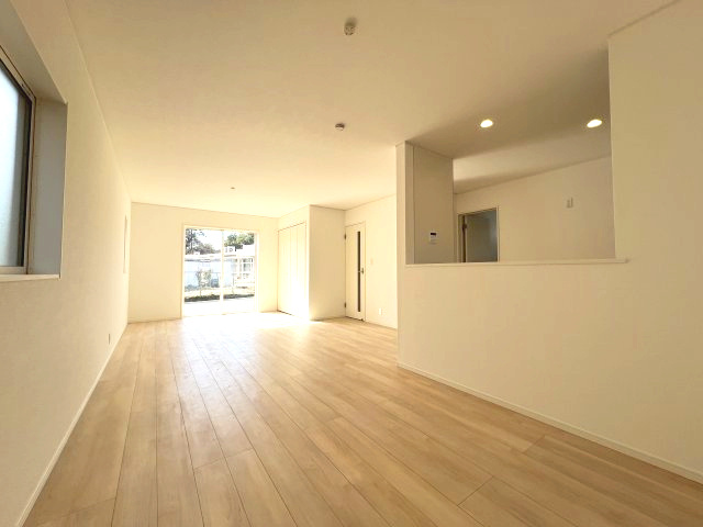 昭島市拝島町3丁目　新築戸建全3棟の居間・リビング|南から明るい光が射し込む陽だまり空間