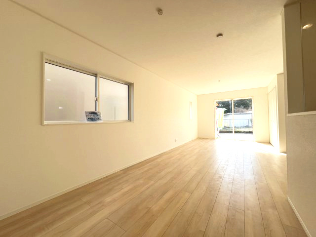 昭島市拝島町3丁目　新築戸建全3棟の居間・リビング|木の温もりがやさしいフローリング