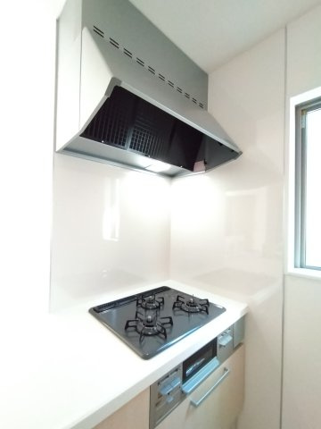 那珂市菅谷11期のキッチン|キッチン写真です。三口コンロでお料理もスムーズ～！