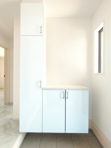 那珂市菅谷11期の玄関|玄関です。シューズボックスです！可動式の棚になっているので、長めのブーツや高さのあるヒールもスッキリ収まります！