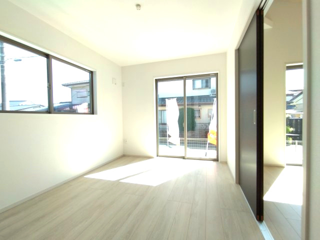 那珂市菅谷11期の居間・リビング|リビング隣の6.5帖洋室です。大きな窓があり陽射しが差し込みます。お子様の目を離すことなく片付け・お料理ができ安心です～♪