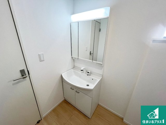 加古川市別府町新野辺　第23期　新築一戸建ての独立洗面台|清潔感のある洗面台です。フラットな鏡は掃除がしやすく毎日清潔！鏡裏には収納があるのでスッキリとした洗面台が保てます。