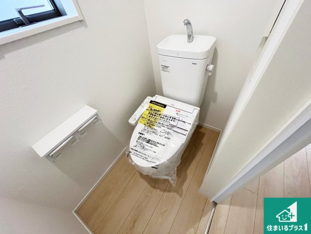 加古川市別府町新野辺　第23期　新築一戸建てのトイレ|1・2階の2ヶ所にあるので、朝の忙しい時間の順番待ちもなく、深夜の利用にも大変便利です。