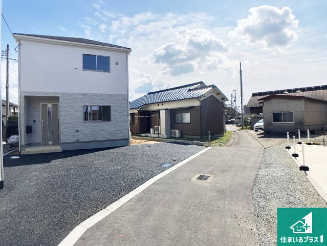 加古川市別府町新野辺　第23期　新築一戸建ての前面道路含む現地写真|周辺は閑静な住宅街！前面道路広々で車の出し入れも便利です。駐車が苦手な方でも安心して車庫入れできます！