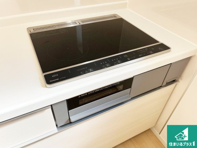 加古川市別府町新野辺　第23期　新築一戸建ての設備|ダブル高火力Ｓｉセンサー付きコンロ！３口あるので、まとめて料理をする時も大活躍！
