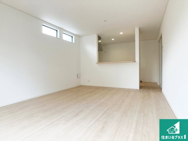 加古川市別府町新野辺　第23期　新築一戸建ての居間・リビング|シンプルなリビングは、観葉植物等のインテリアを楽しめますね！パパ好みにも、ママ好みにも家具次第で雰囲気を変えることができます！