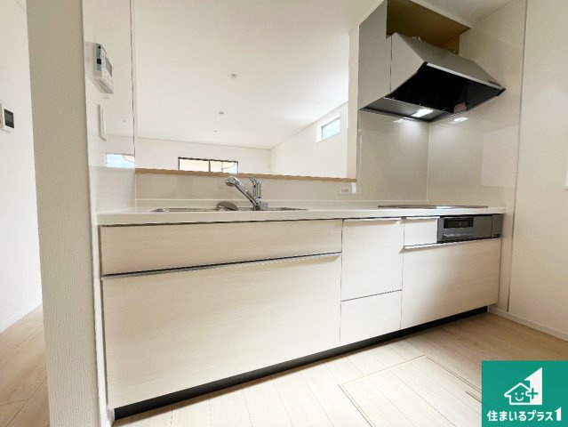 加古川市別府町新野辺　第23期　新築一戸建てのキッチン|リビングと統一感があり、使い勝手のいいキッチン。広々としているので、二人並んで作業が出来ちゃいます。お子様と一緒に色々なお料理に挑戦できるスペースがあります。