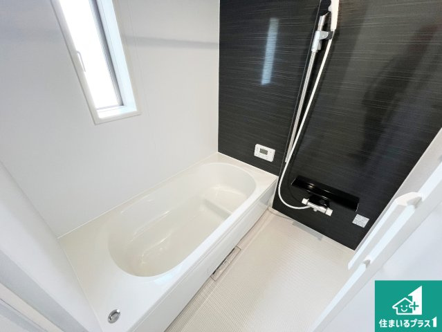 加古川市別府町新野辺　第23期　新築一戸建ての浴室|足をゆったり伸ばして寛げる浴槽です。窓が設けられていますので差し込む光が明るく穏やかな雰囲気にしてくれます♪浴室乾燥機も設置しているので、雨の日の洗濯物も安心です♪