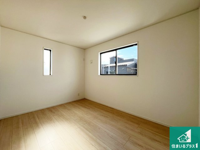 加古川市別府町新野辺　第23期　新築一戸建ての洋室|寝室は心地よい眠りについてもらいたくて、シンプルかつ開放的な空間な設計にしています！大きな窓から差し込む日が心地いいです♪