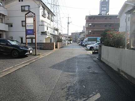 広島市安佐南区祇園３丁目　中古一戸建て(A)の前面道路含む現地写真